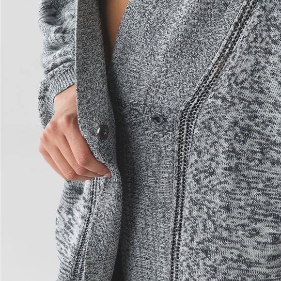 Lululemon Breeze Easy Wrap, size M - Picture 4 of 12